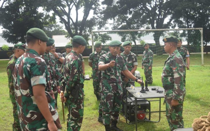 Kasmenarmed 2 Kostrad Letkol Arm Siswo Budiarto memberikan arahan dalam pemeriksaan kesiapsiagaan alat dan personel Yonarmed 1 Roket Ajusta Yudha, Kamis (14/12)