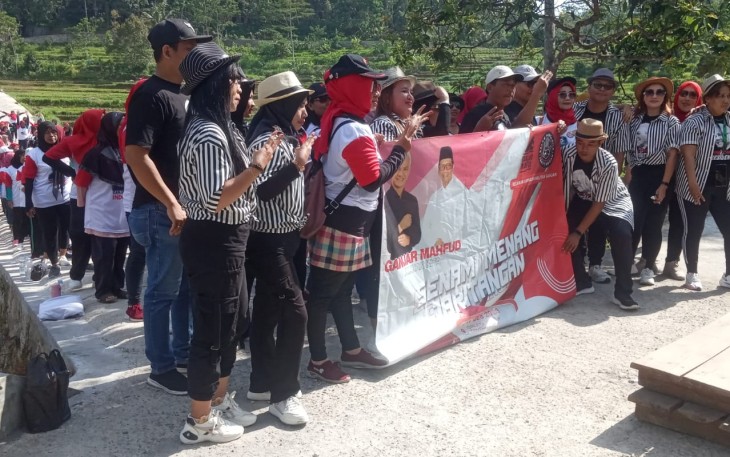 Relawan Jari Tangan Ganjar - Mahfud usai acara senam bareng di kawasan desa wisata Girilayu, Matesih, Karanganyar, Minggu (17/12/2023)