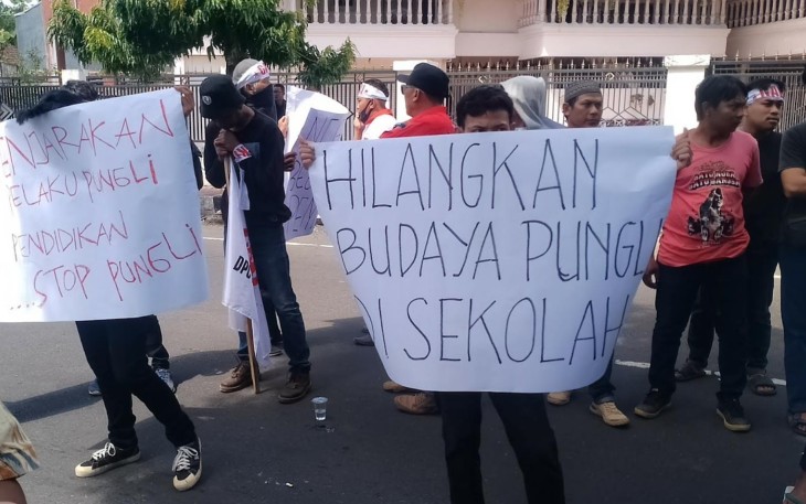 Sejumlah Massa Aksi GAKI Blitar Unras di Depan Gerbang Sisi Barat Kantor Kejaksaan Negeri Blitar