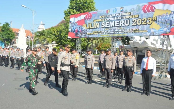Dandim 0802/Ponorogo Letkol Inf Hirta Juni Adriansyah saat pengecekan apel pasukan pengamanan Nataru 2023