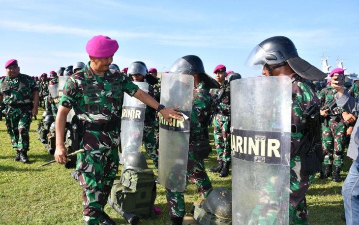 Danpasmar 3 Brigjen TNI (Mar) Sugianto saat pengecekan pasukan