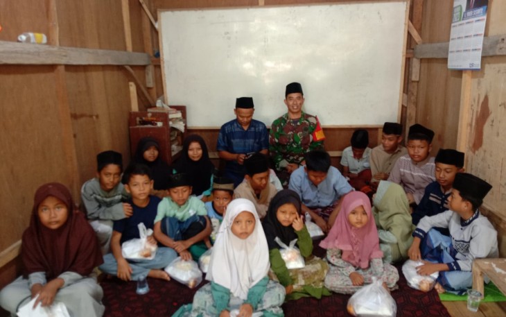 Berbagi kebahagiaan bersama anak yatim