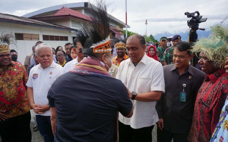 Pangdam XVIII Mayjen TNI Ilyas Alamsyah saat menyambut Kapolda Papua Barat 