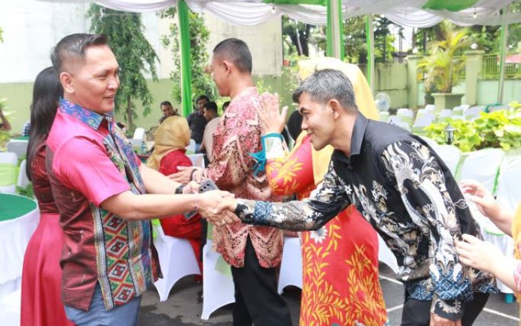 Dandim 0718/Pati saat menerima ucapan selamat Natal dari anggota Kodim 0718/Pati