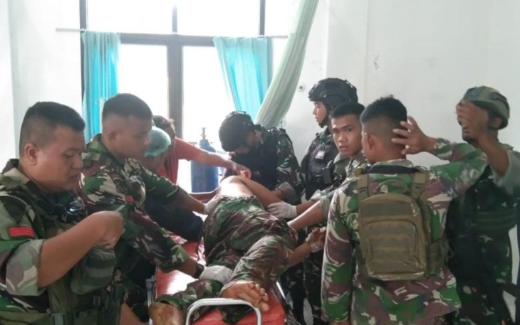 Satgas Yonif 133/Yudha Sakti saat memberi pertolongan ke salah satu prajurit terluka.