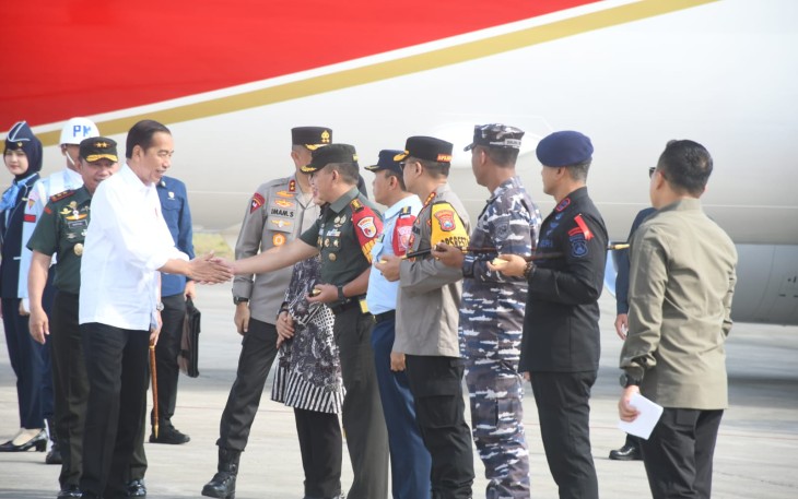 Danrem 083/Bdj Kolonel Inf Jamaludin, SH., saat menyambut kedatangan presiden Joko Widodo di bandara Internasional Banyuwangi, Rabu (27/12)