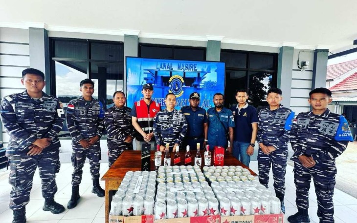 Lanal Nabire saat konferensi pers pengamanan miras ilegal