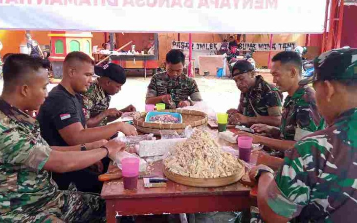 Kesibukan dapur umum untuk mempersiapkan dukungan logistik