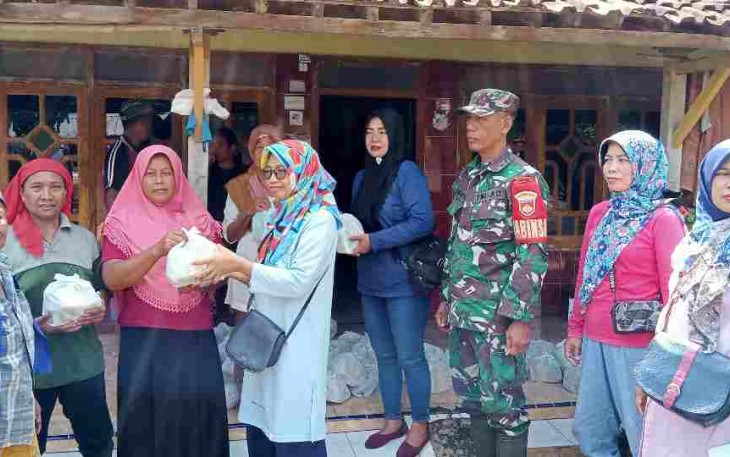 Penyerahan dukungan logistik untuk warga terdampak banjir Desa Sinoman