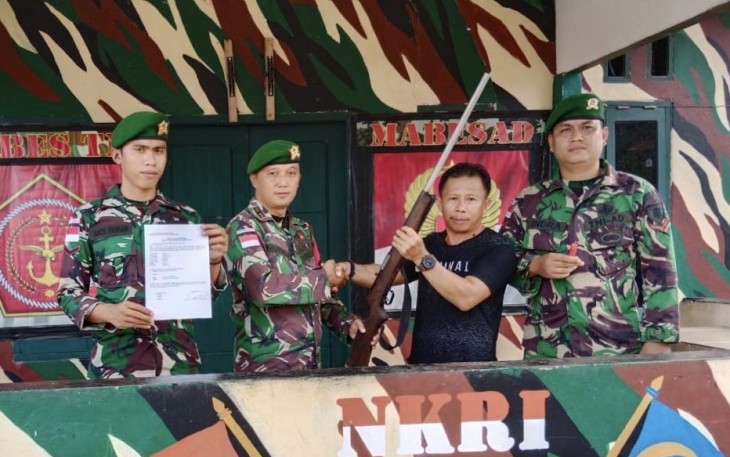 Satgas Yonif 621/Mtg menerima senjata secara sukarela dari warga perbatasan 