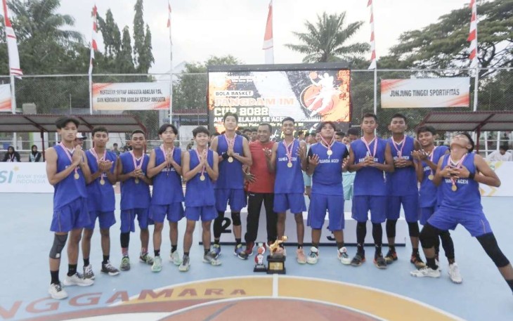 Pangdam IM Mayjen TNI Mohamad Hasan bersama pemenang turnamen bola basket, Senin (2/1)