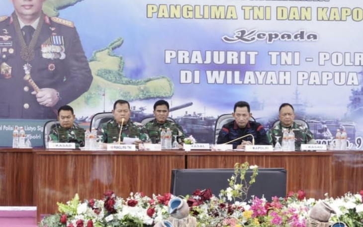 Panglima TNI Laksamana Yudo Margono saat memberikan pengarahan Prajurit TNI-Polri di Papua, Senin (9/1)