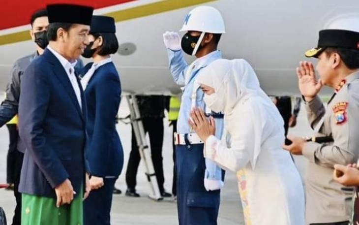 Kapolda Jatim Irjen Pol Toni Harmanto bersama forkopimda Jatim saat menyambut kedatangan Presiden Jokowi di Bandara Blimbingsari Kabupaten Banyuwangi, Senin (9/1)