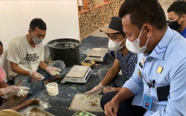 Kadivpas Banten Masjuno saat meninjau warga binaan di Lapas Pemuda Tangerang, Selasa (10/1)