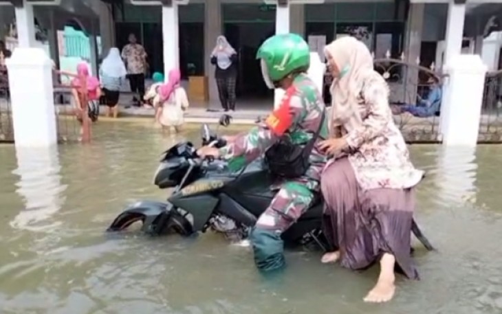 Babinsa tak segan terjang banjir demi masyarakat 