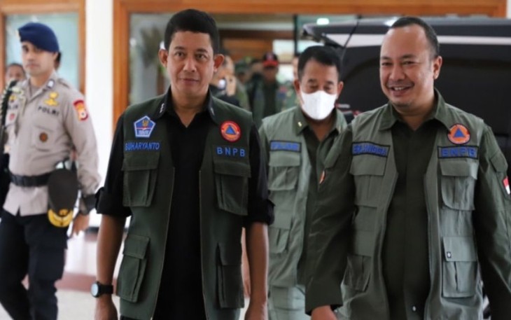 Kepala BNPB Letjen TNI Suharyanto (kiri depan) bersama rombongan tiba di VIP Bandara Internasional Pattimura, Kota Ambon, Provinsi Maluku, Kamis (12/1)