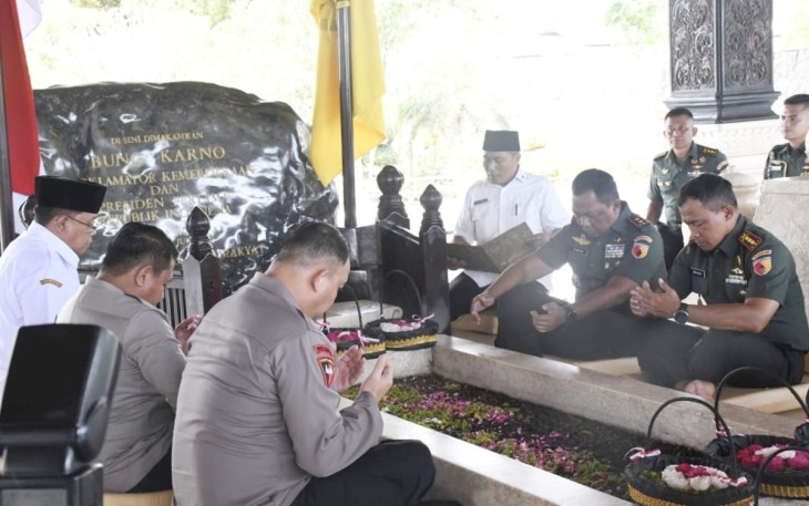 Pangdam V Brawijaya Mayjen TNI Farid Makruf saat ziarah ke makam bung Karno di Blitar 