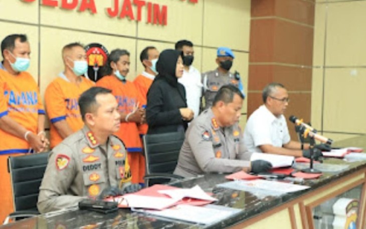 Kabid Humas Polda Jatim Kombes Dirmanto saat memberikan keterangan pers 