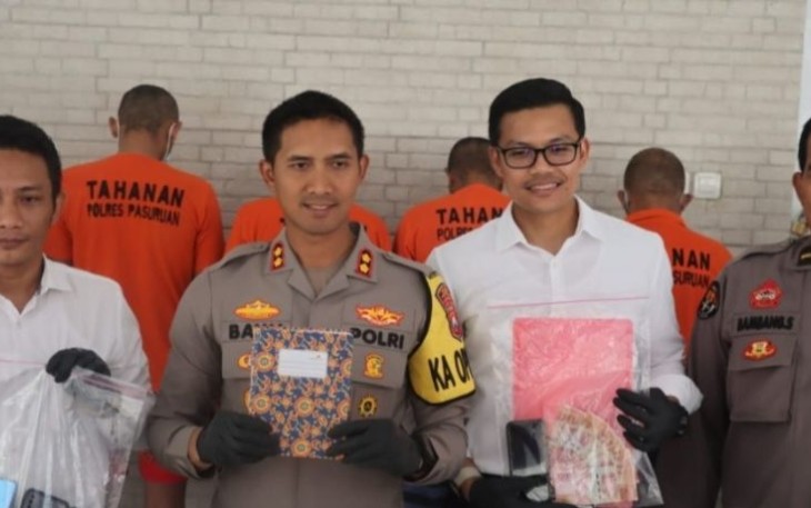 Kapolres Pasuruan AKBP Bayu Pratama Gubunagi saat memberikan keterangan pers terkait perdagangan manusia di Mapolres Pasuruan, Senin (13/3)