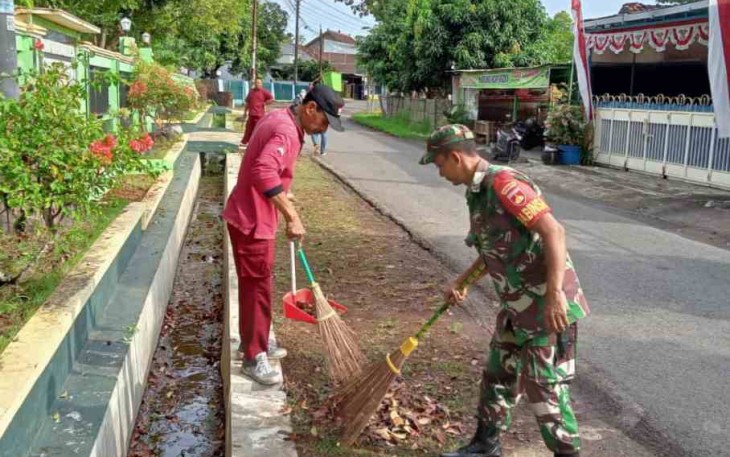 Koptu Siswanto bersama staf desa pembersihan lingkungan 