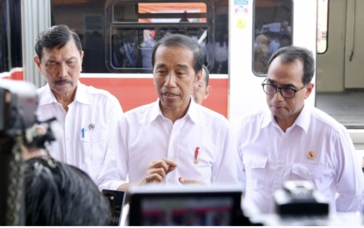 Presiden Joko Widodo menyampaikan keterangannya kepada awak media usai meninjau fasilitas di Stasiun Rammang-Rammang, Kabupaten Maros pada Rabu, 29 Maret 2023
