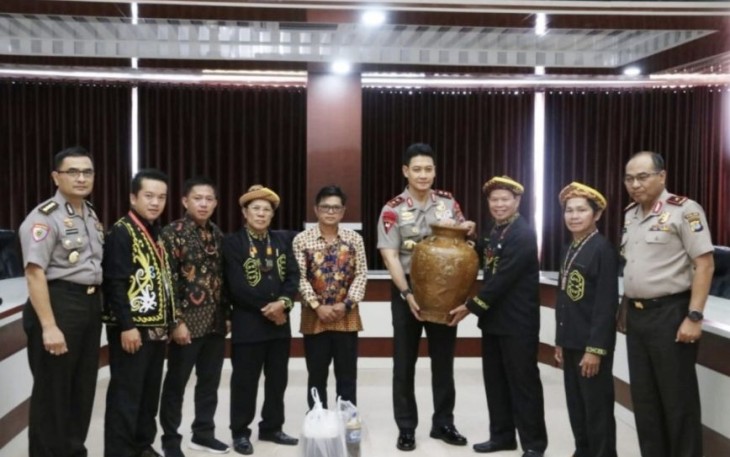 Kapolda Kaltara Irjen Pol Daniel Adityajaya saat menerima cenderamata 