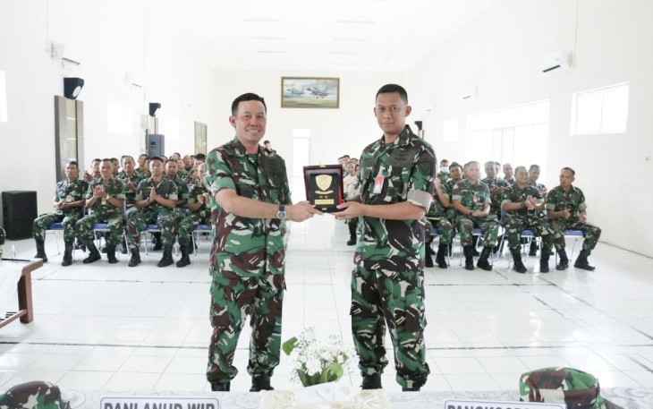Pangkoopsud I Marsda TNI Bambang Gunarto saat menerima cenderamata Danlanud Wiriadinata 