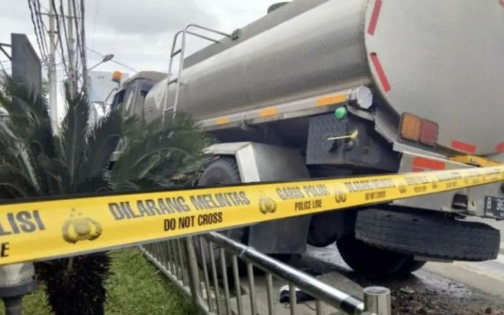 Laka maut truck tanki tabrak pengendara motor 