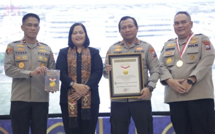 Kapolda Jatim Irjen Pol Toni Harmanto saat menerima piagam rekor Muri 