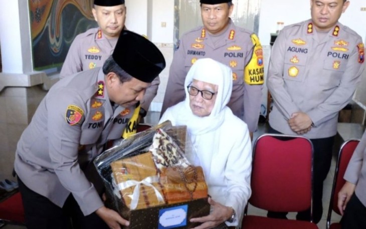 Kapolda Jatim Irjen Pol Toni Harmanto saat memberikan bingkisan KH Anwar Mansur Pengasuh Ponpes Lirboyo Kediri 