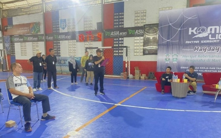 Kepala Disnakertrans Provinsi Kalsel, Irfan Sayuti (tengah) saat memberikan sambutan pada pembukaan liga futsal antar serikat pekerja/serikat buruh, Jum'at (28/4)