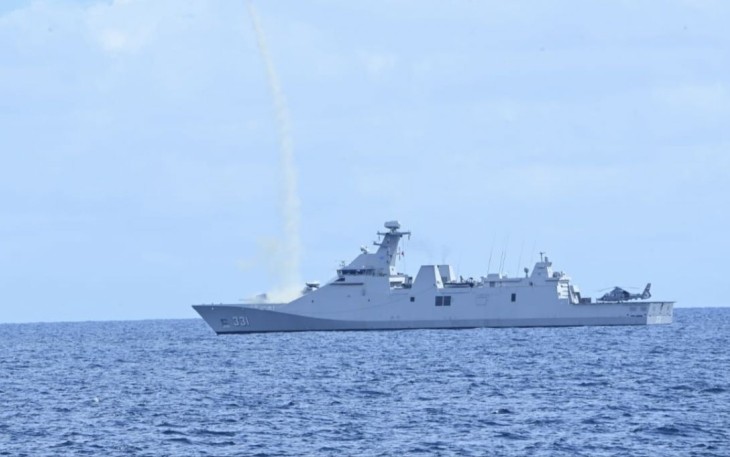 KRI RE Martadinata-331 saat menembakkan rudal SAM