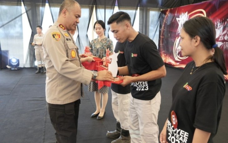 Kapolda Malut Irjen Pol Midi Siswoko saat memberikan penghargaan ajang IWIP Award 2023, Senin (1/5)