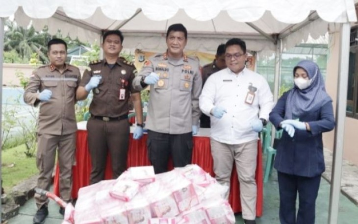 Kapolres Tarakan AKBP Ronaldo Maradona saat pemusnahan barang bukti kosmetik di Mapolres, Rabu (3/5)
