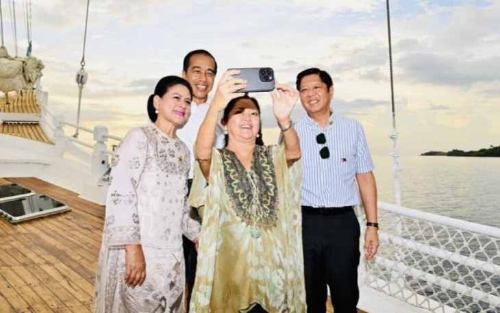 Presiden Joko Widodo dan Ibu Iriana berswafoto bersama Presiden Filipina dan Ibu Louise Araneta-Marcos di atas kapal pinisi di Labuan Bajo, Kabupaten Manggarai Barat, Provinsi Nusa Tenggara Timur