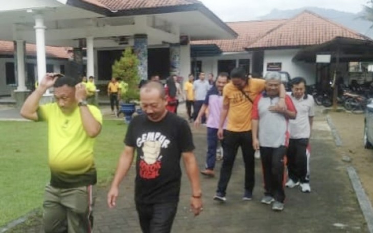 Olahraga bersama TNI Polri di wilayah desa binaan 