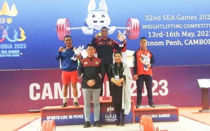 Ketum KOI Raja Sapta Oktohari foto bersama pemenang Cabor Angkat Besi SEA Games 2023 Kamboja 