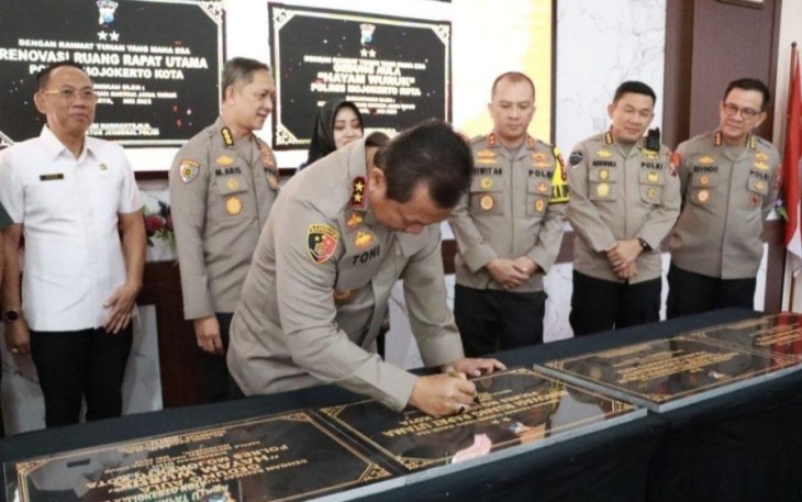 Kapolda Jatim Irjen Pol Toni Harmanto saat meresmikan 4 gedung baru di Polres Mojokerto Kota, Selasa (16/5)