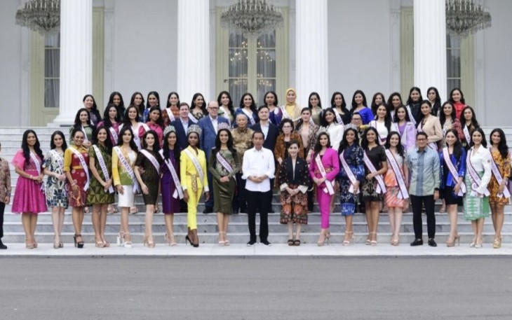 Presiden Joko Widodo berfoto bersama para finalis ajang Puteri Indonesia tahun 2023 di Istana Merdeka, Jakarta, pada Senin, 22 Mei 2023.