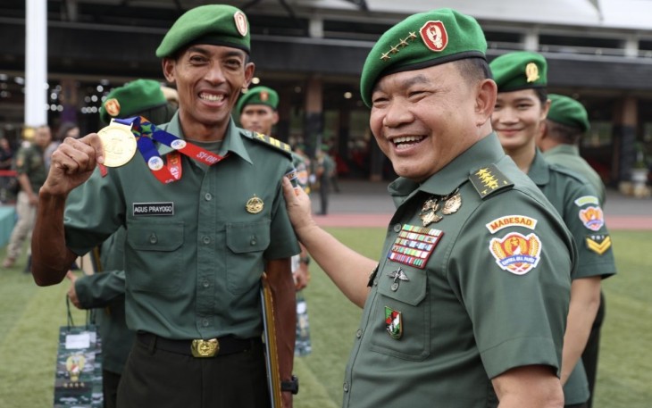 Kasad Jenderal TNI Dudung Abdurachman saat memberikan penghargaan prajurit berprestasi di ajang SEA Games 2023 Kamboja, Mabesad Jakarta, Rabu (24/5)