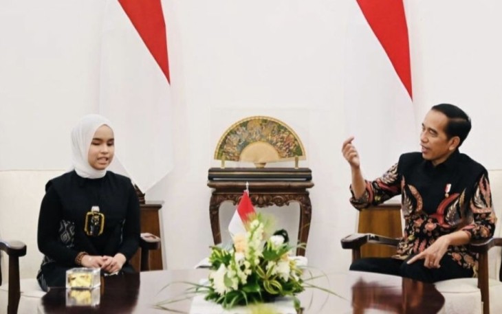 Presiden Joko Widodo saat menerima Putri Ariani, penyanyi asal Indonesia yang meraih golden buzzer America’s Got Talent (AGT) 2023 di Istana Merdeka, Jakarta, pada Rabu, 14 Juni 2023