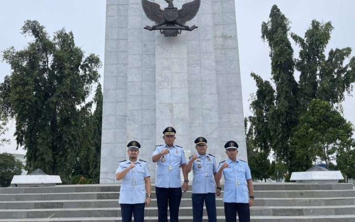 Kalapas Binjai Theo Adrianus dan jajaran saat ziarah dan tabur bunga di TMP, Rabu (9/8)