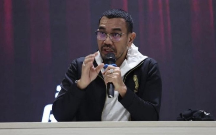 Arya Sinulingga anggota Exco PSSI saat memberikan keterangan pers di Jakarta, Kamis (10/8)