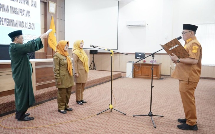 Wali Kota Cilegon Helldy Agustian saat melantik pejabat di jajaran Pemkot Cilegon, Senin (21/8)