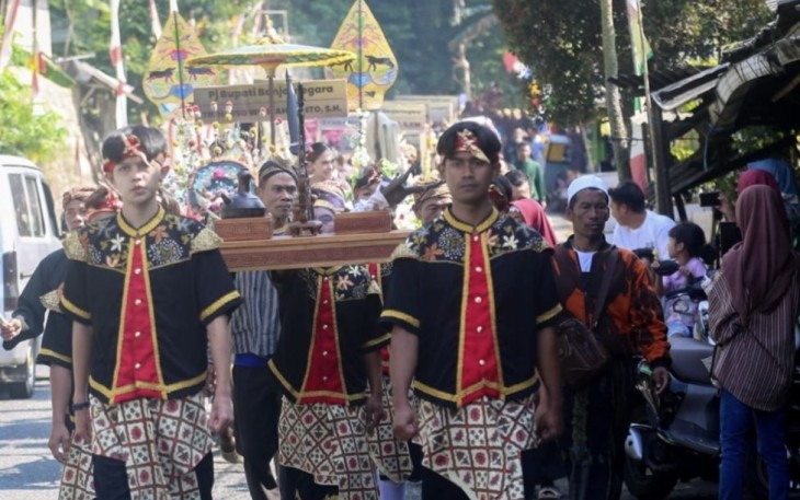 Tradisi Kirab Boyong Oyod Genggong Desa Kalilunjar, Kabupaten Banjarnegara, Selasa (29/8)