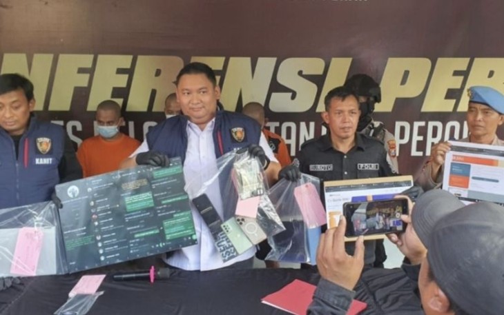 Kasat Reskrim Polres Pelabuhan Tanjung perak AKP Arief Rizky Wijacsana saat memberikan keterangan pers, Rabu (30/8)
