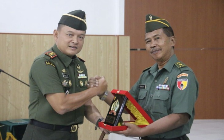 Dandim 0803/Madiun Letkol Inf Meina Helmi saat memberikan cenderamata prajuritnya yang purna tugas, Senin (4/9)