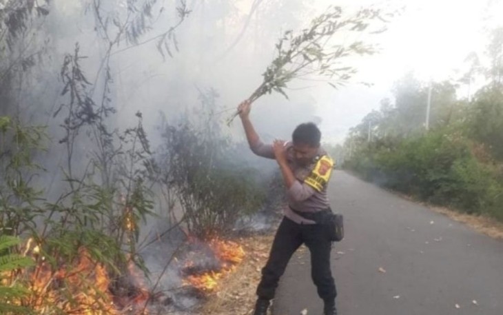 Anggota Polres Ngada berupaya padamkan api, Selasa (19/9)