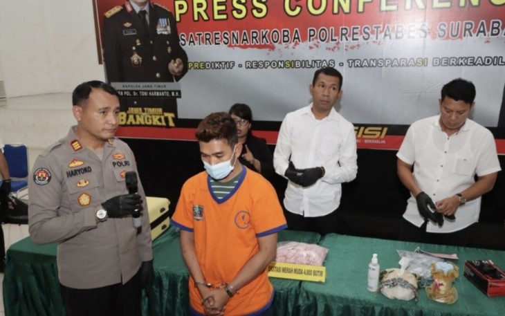 Wakasat Resnarkoba Polrestabes Surabaya Kompol Fadilla saat memberikan keterangan pers, Rabu (20/9)