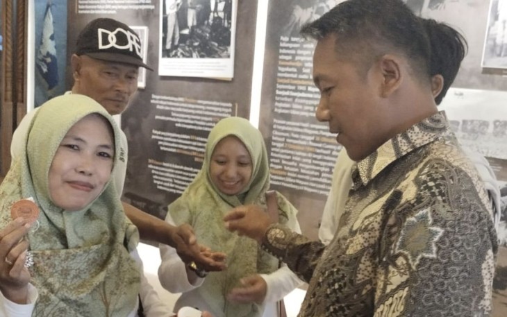 Personel Muspusdirla Memakai Pakaian Batik, Senin (2/10)